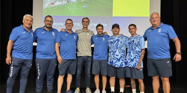 Paquito Ortiz con representantes del CF Mogán | Foto: UD Las Palmas
