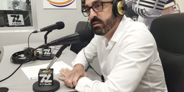 Javier Valentín Peñate en los estudios de El Espejo Canario