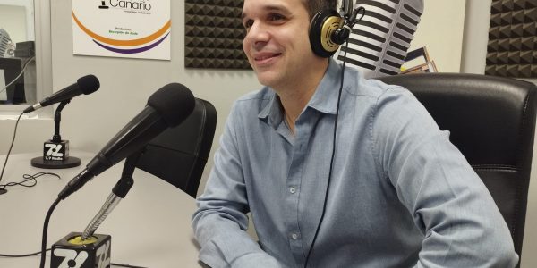 Daniel Reyes en los estudios de El Espejo Canario