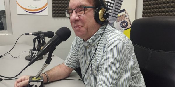 Amós García en los estudios de El Espejo Canario