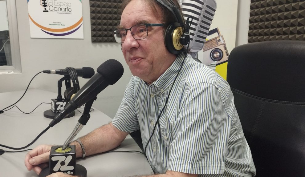 Amós García en los estudios de El Espejo Canario