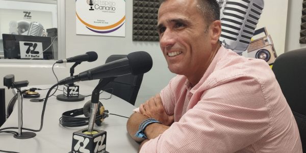 Ángel Sabroso en los estudios de El Espejo canario