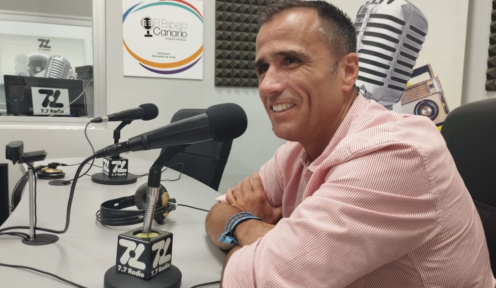 Ángel Sabroso en los estudios de El Espejo canario Ángel Sabroso en los estudios de El Espejo canario