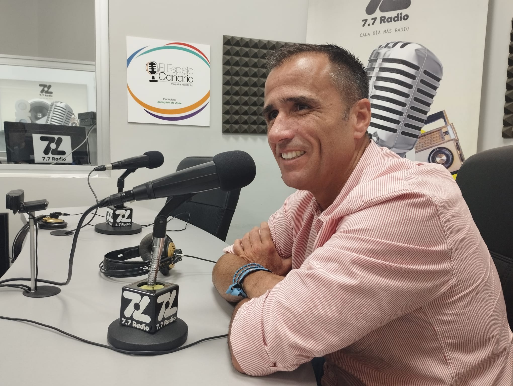 Ángel Sabroso en los estudios de El Espejo canario Ángel Sabroso en los estudios de El Espejo canario