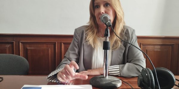 Rosa Dávila en el set de El Espejo Canario en el Cabildo de Tenerife