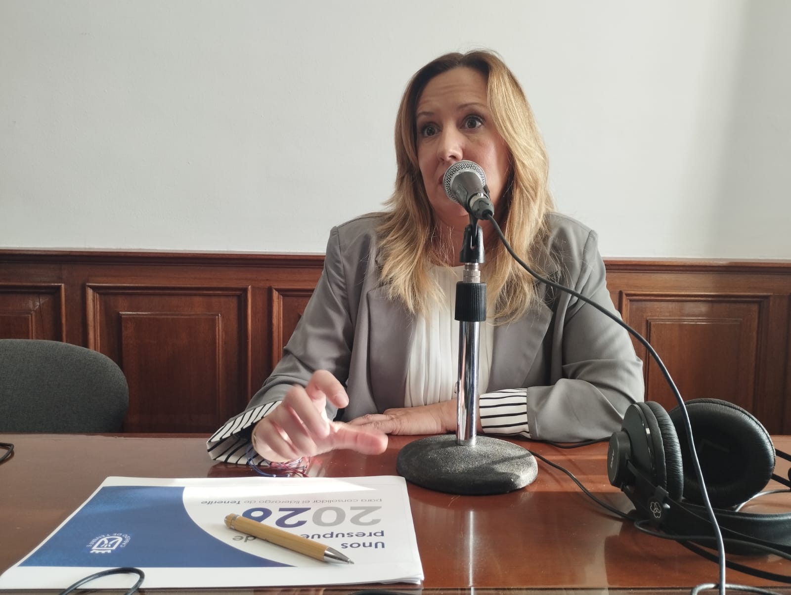 Rosa Dávila en el set de El Espejo Canario en el Cabildo de Tenerife