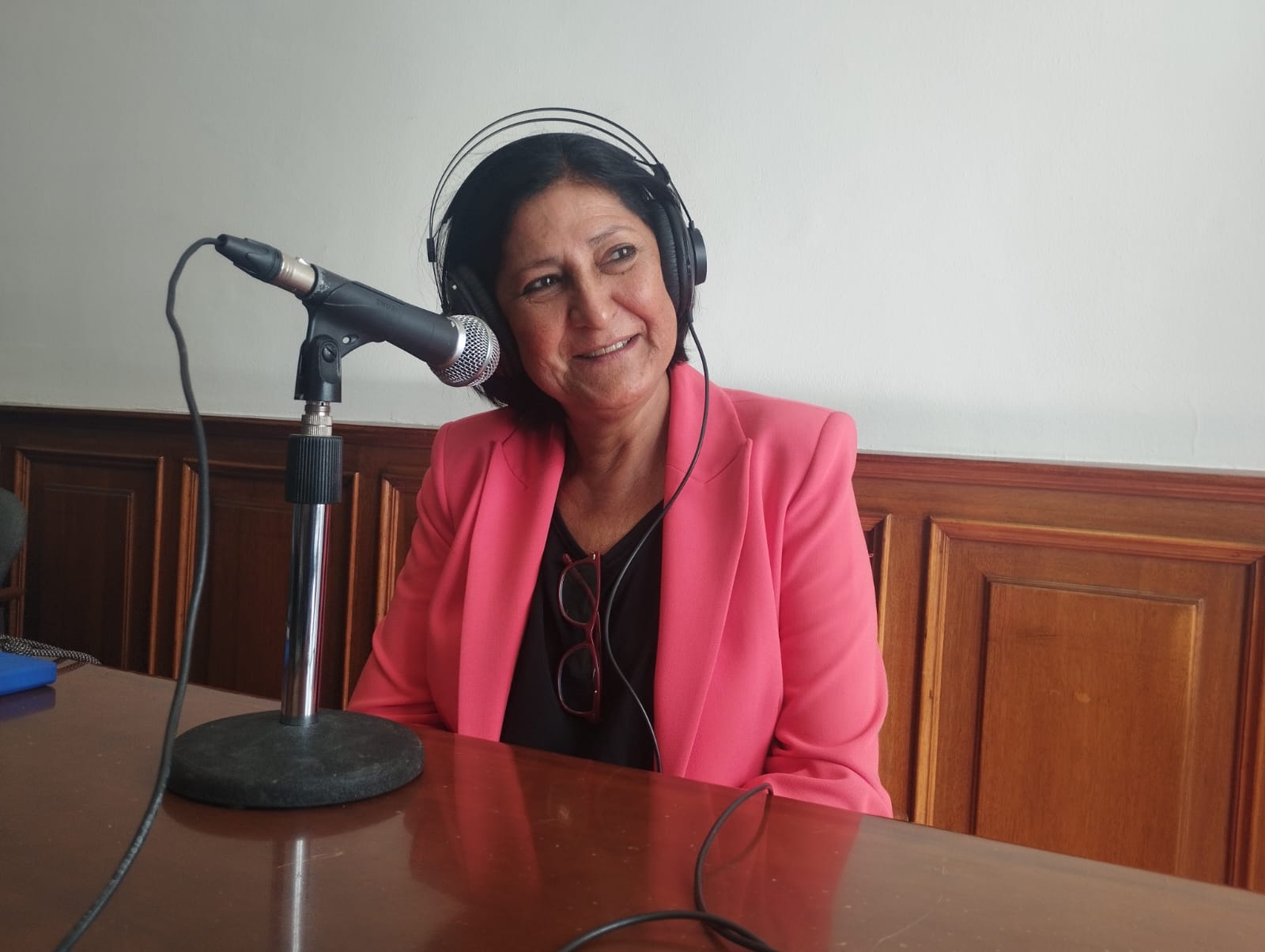 Eulalia García en el set de El Espejo Canario en el Cabildo de Tenerife