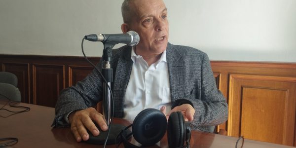 Efrain Medina en el set de El Espejo Canario en el Cabildo de Tenerife