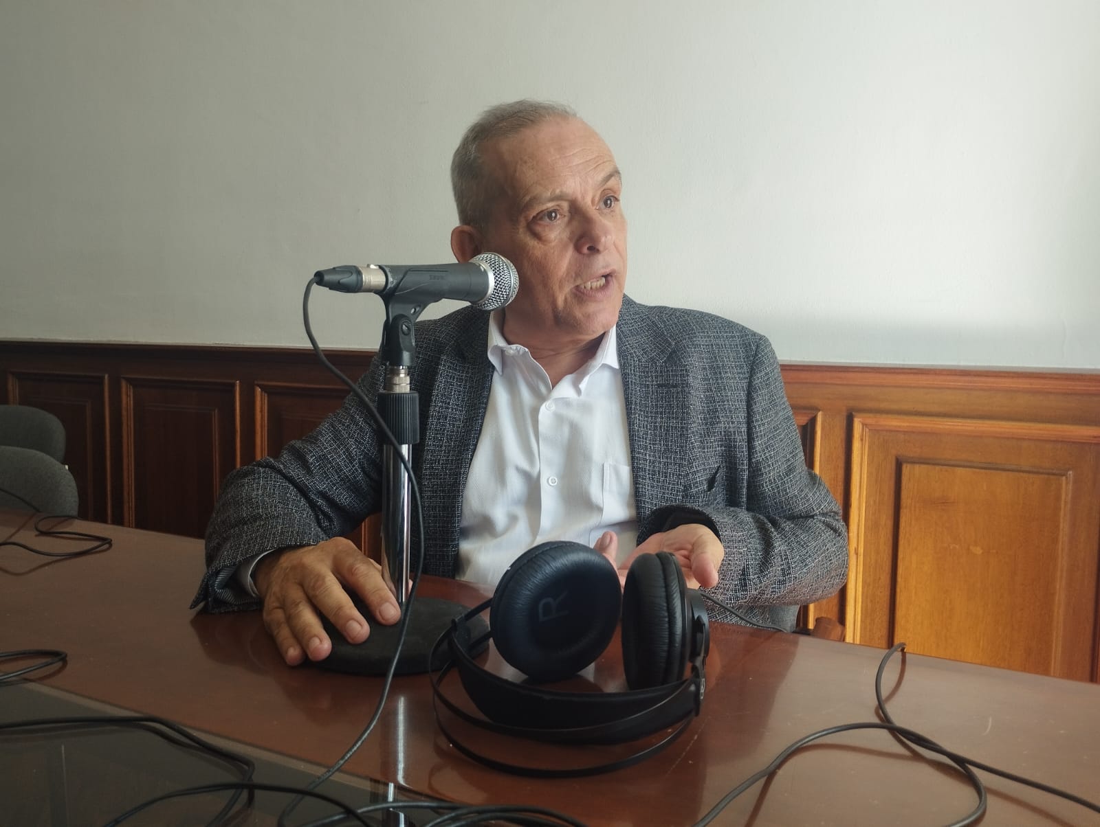 Efrain Medina en el set de El Espejo Canario en el Cabildo de Tenerife
