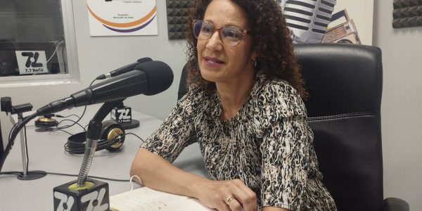 Elba Bueno en los estudios de El Espejo Canario