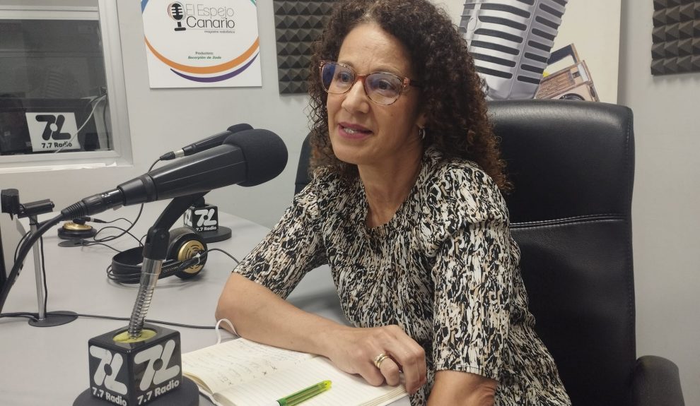 Elba Bueno en los estudios de El Espejo Canario