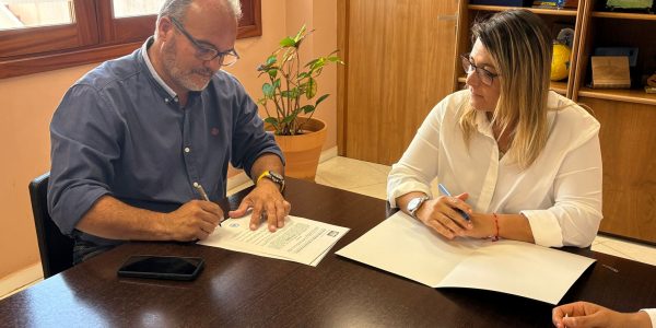 Vanesa Martín firma el acuerdo con Lucrecio Suárez | Foto: Ayuntamiento de Ingenio