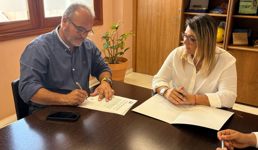 Vanesa Martín firma el acuerdo con Lucrecio Suárez | Foto: Ayuntamiento de Ingenio