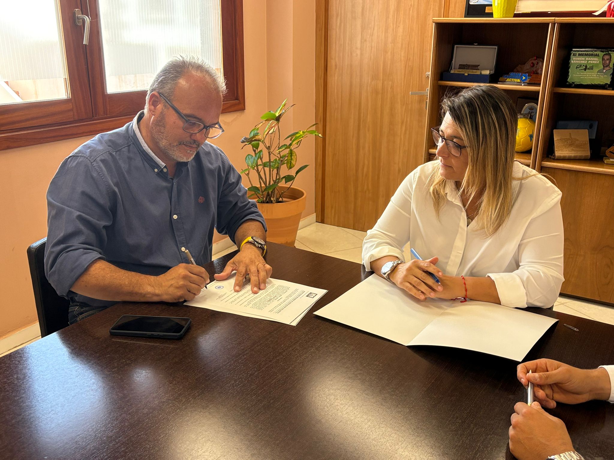 Vanesa Martín firma el acuerdo con Lucrecio Suárez | Foto: Ayuntamiento de Ingenio Vanesa Martín firma el acuerdo con Lucrecio Suárez | Foto: Ayuntamiento de Ingenio