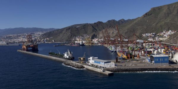 Vista general del Dique del Este donde se realiza parte de la descarga de graneles | Foto: Puertos de Tenerife