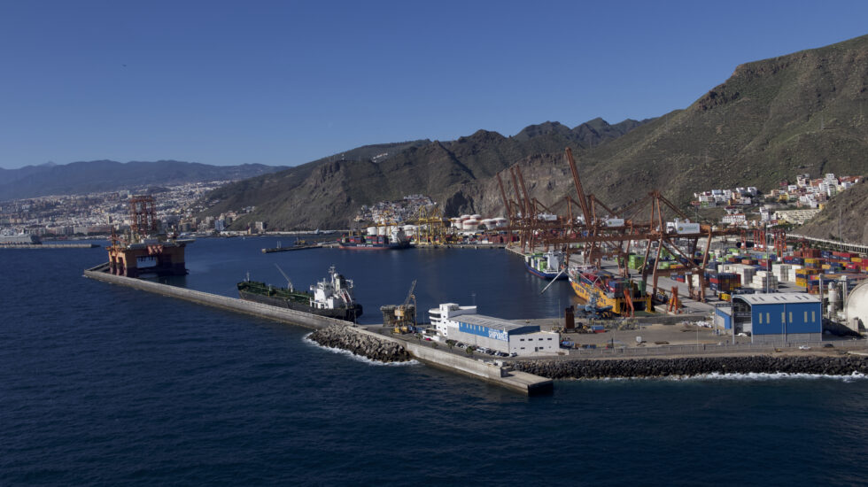Vista general del Dique del Este donde se realiza parte de la descarga de graneles | Foto: Puertos de Tenerife