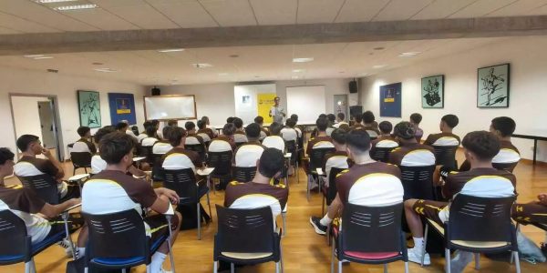 El Defensor del Menor del club, Paquito Ortiz, durante la sesión informativa | Foto: UD Las Palmas