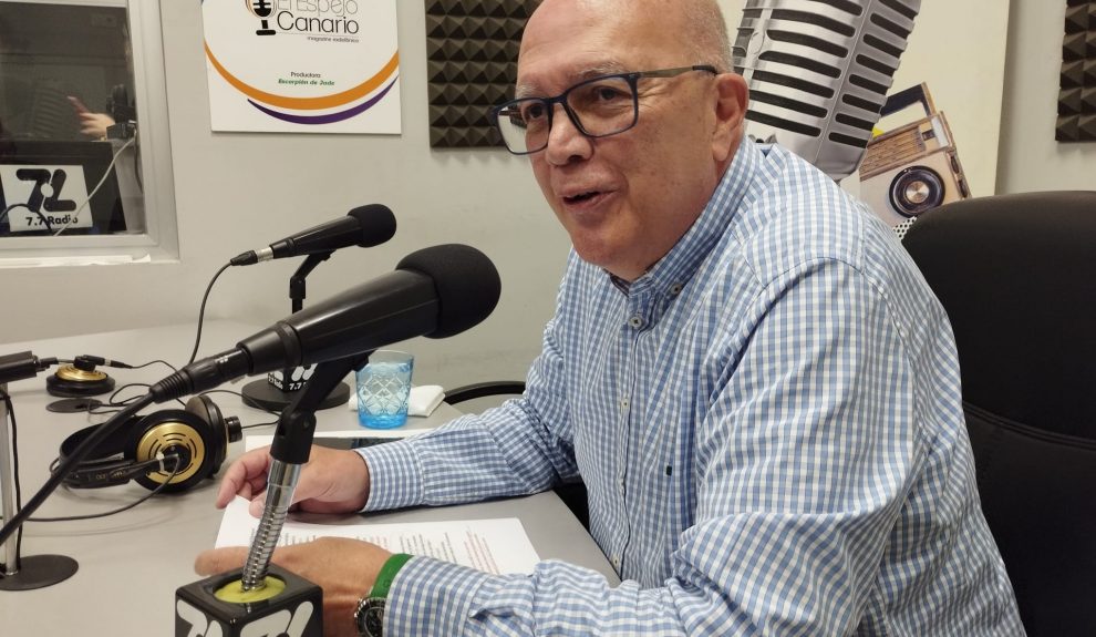 Bernardino Santana en los estudios de El Espejo Canario