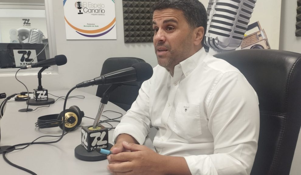 Samuel Henríquez en los estudios de El Espejo Canario