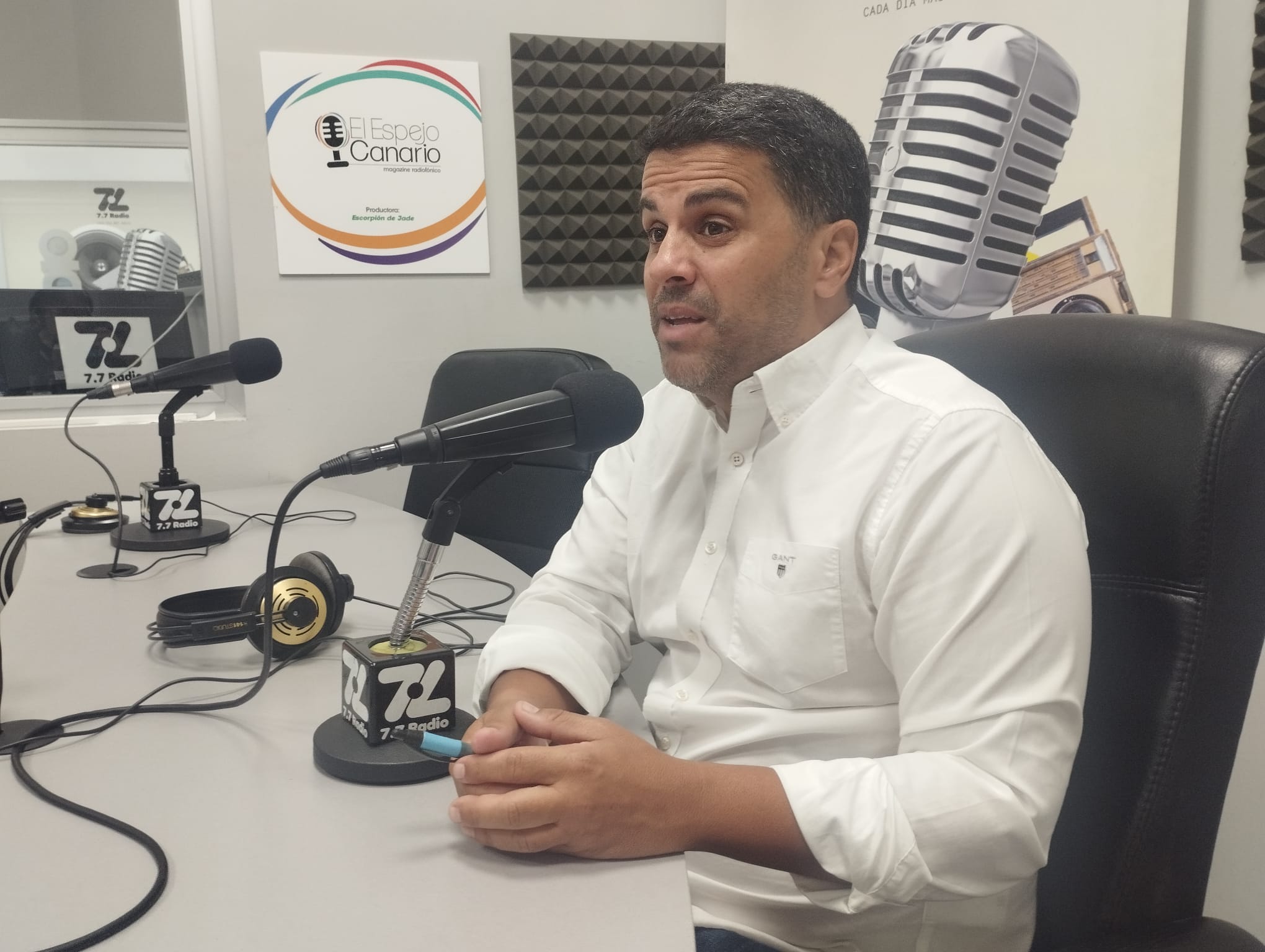 Samuel Henríquez en los estudios de El Espejo Canario