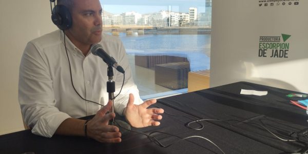 Oswaldo Betancort en el set de El Espejo Canario en el Islote de Fermina