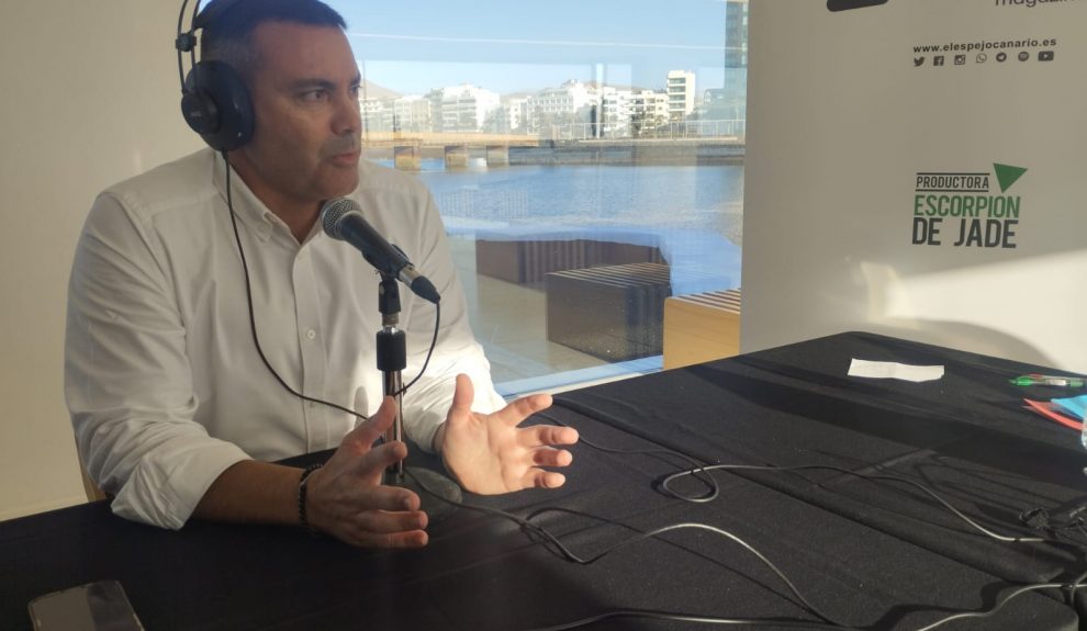 Oswaldo Betancort en el set de El Espejo Canario en el Islote de Fermina