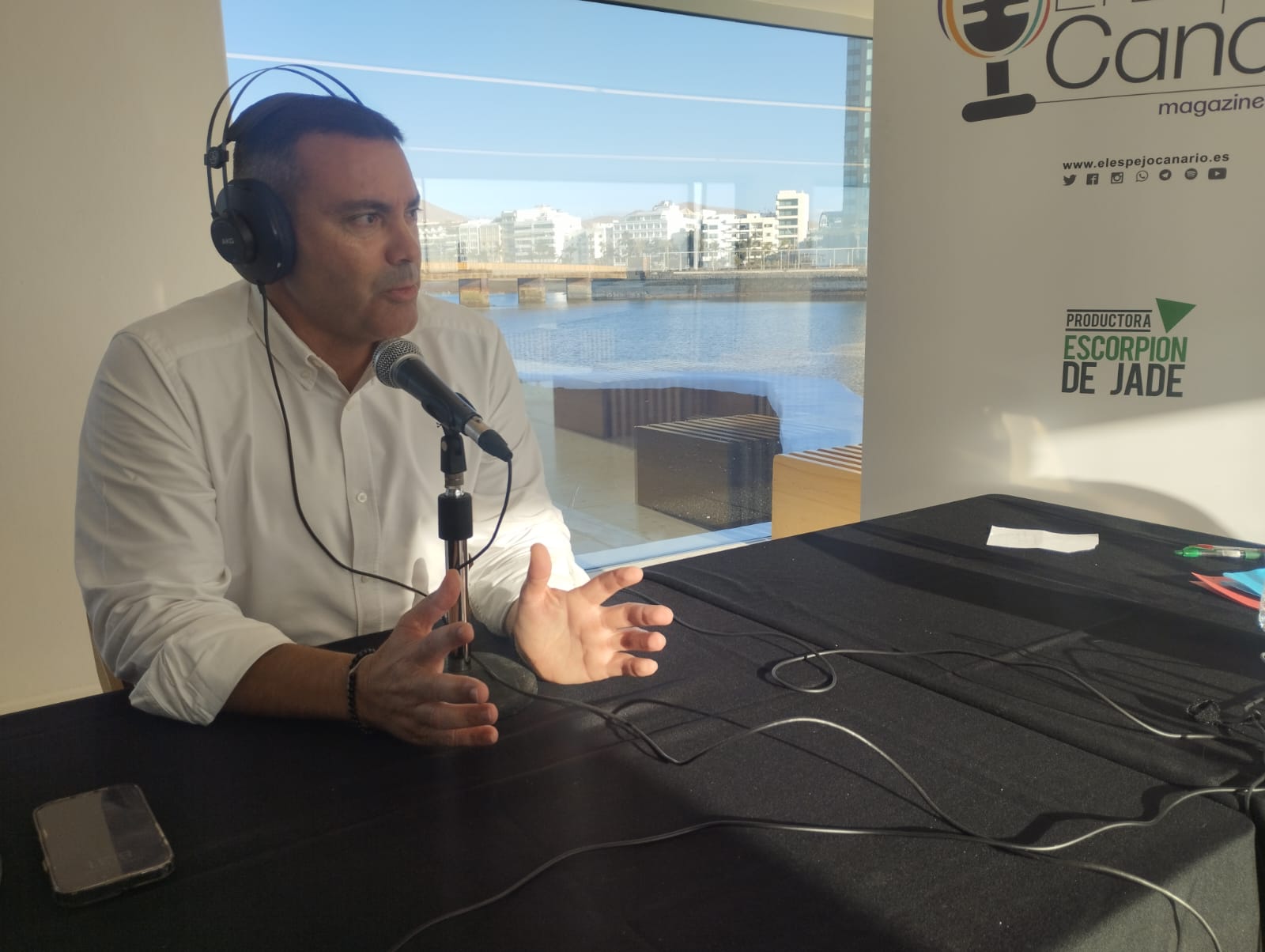 Oswaldo Betancort en el set de El Espejo Canario en el Islote de Fermina