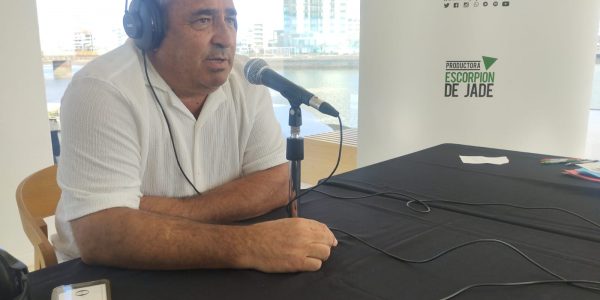 Ángel Vázquez en el set de El Espejo Canario en el Islote de Fermina