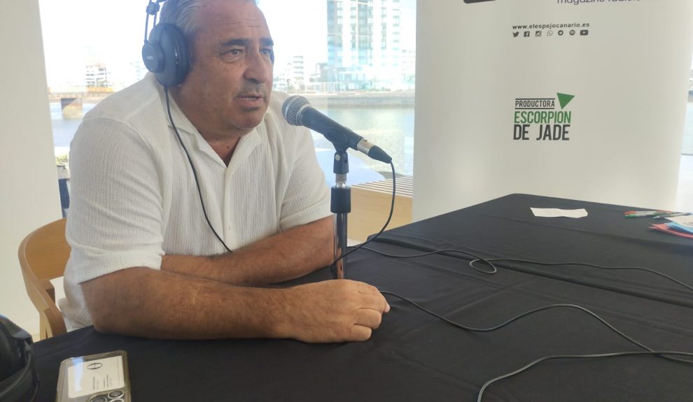 Ángel Vázquez en el set de El Espejo Canario en el Islote de Fermina