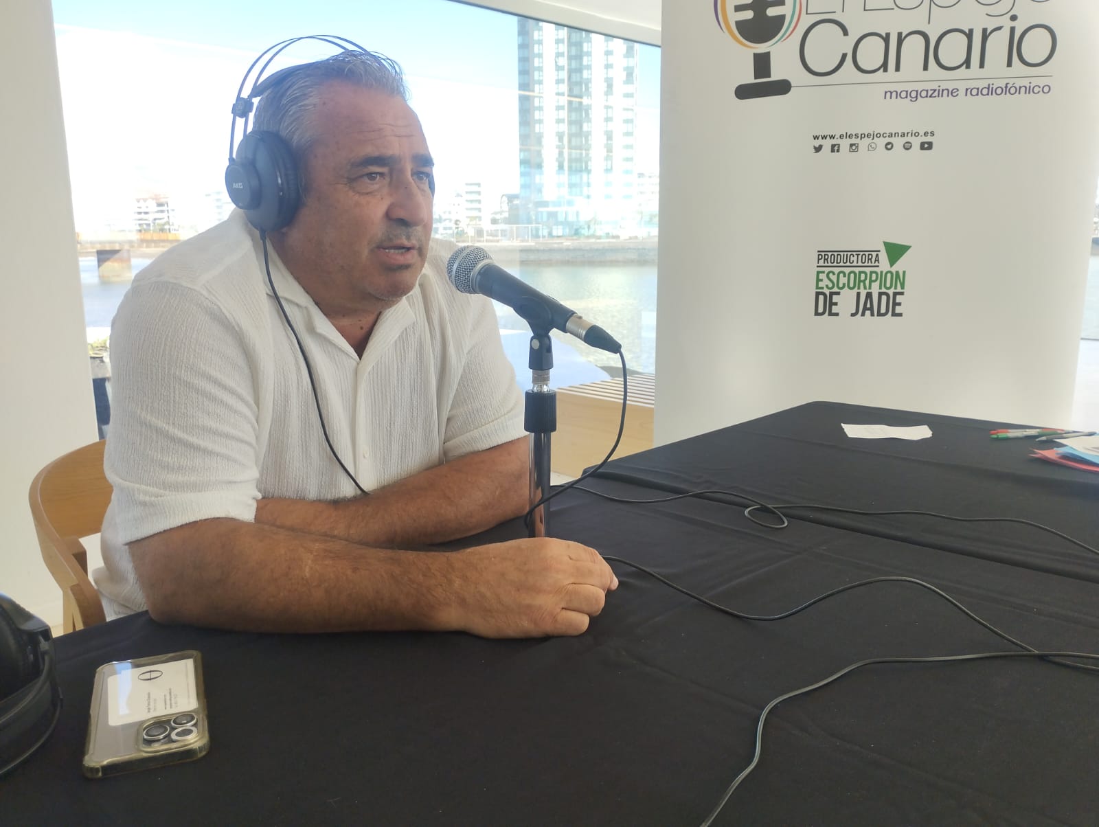 Ángel Vázquez en el set de El Espejo Canario en el Islote de Fermina