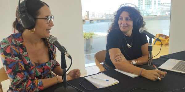 Tharais Armas y Laura Fábregas en el set de El Espejo Canario en el Islote de Fermina