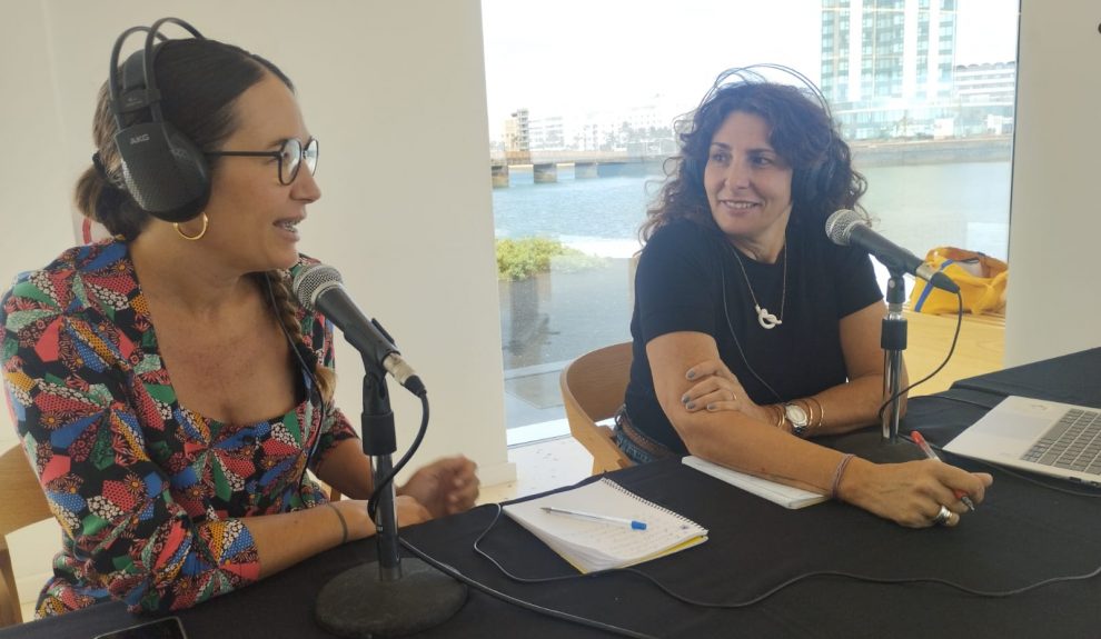 Tharais Armas y Laura Fábregas en el set de El Espejo Canario en el Islote de Fermina
