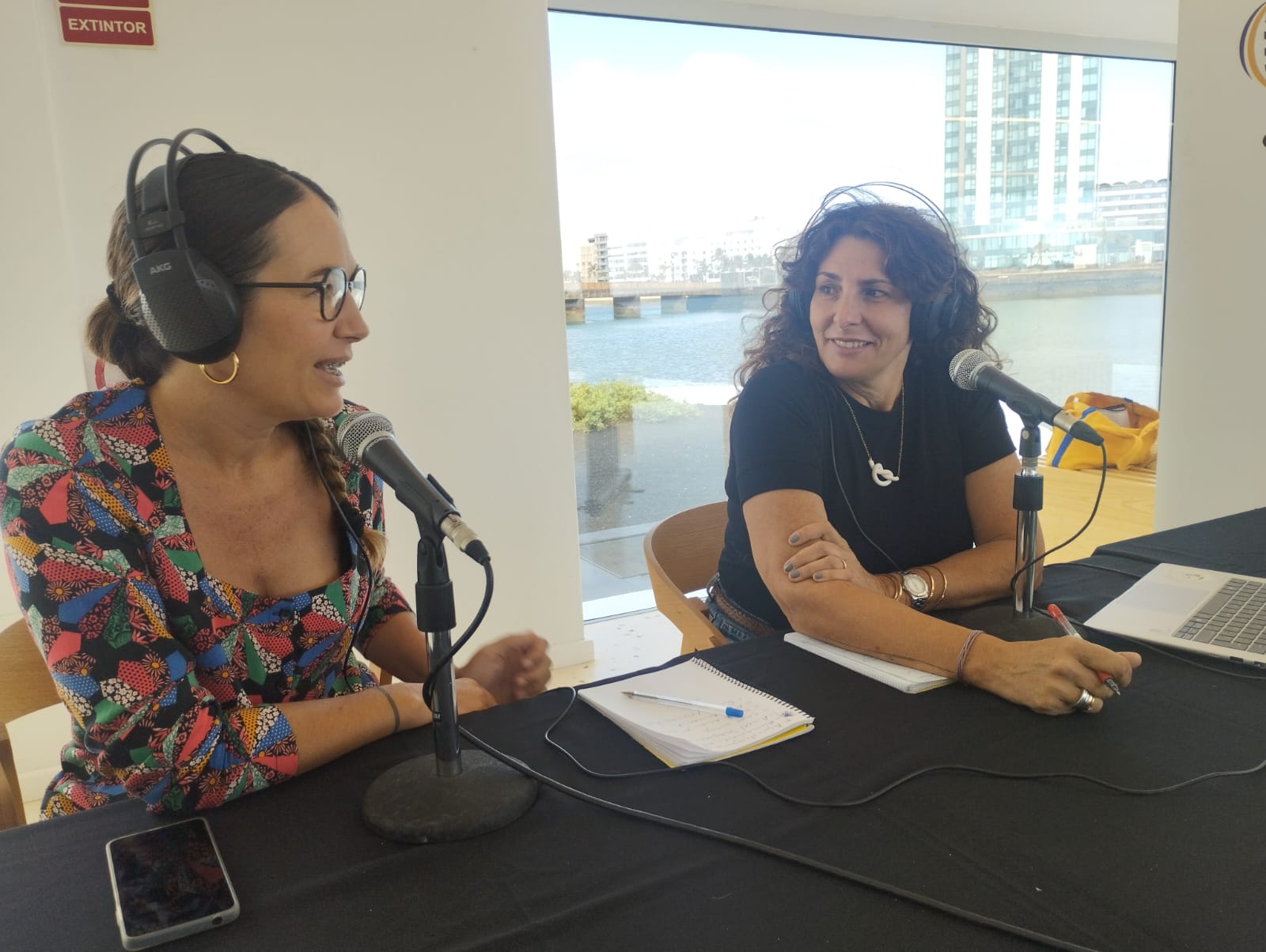 Tharais Armas y Laura Fábregas en el set de El Espejo Canario en el Islote de Fermina