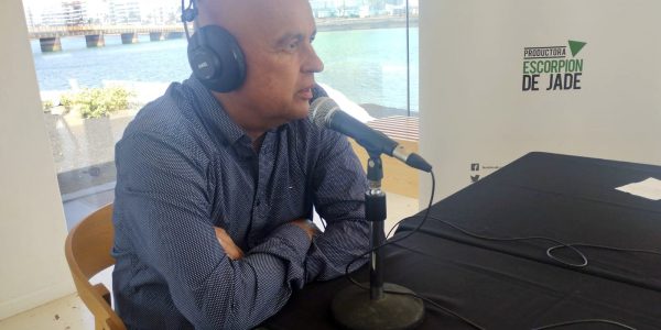 Román Méndez en el set de El Espejo Canario en el Islote de Fermina