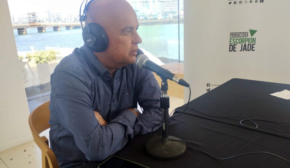 Román Méndez en el set de El Espejo Canario en el Islote de Fermina