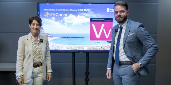 Onalia Bueno y Eduardo Álamo en la presentación de sus consideraciones a la Ley | Foto: Ayuntamiento de Mogán