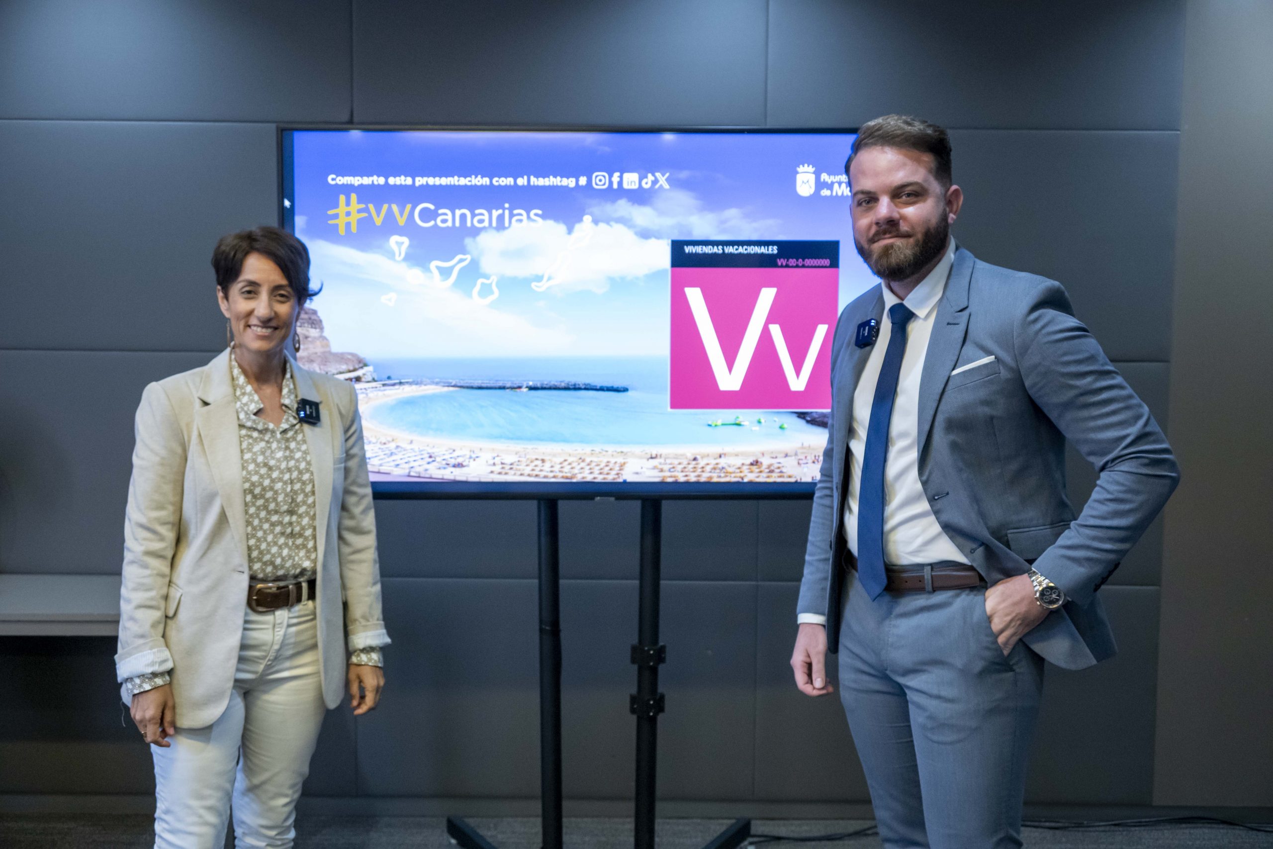 Onalia Bueno y Eduardo Álamo en la presentación de sus consideraciones a la Ley | Foto: Ayuntamiento de Mogán