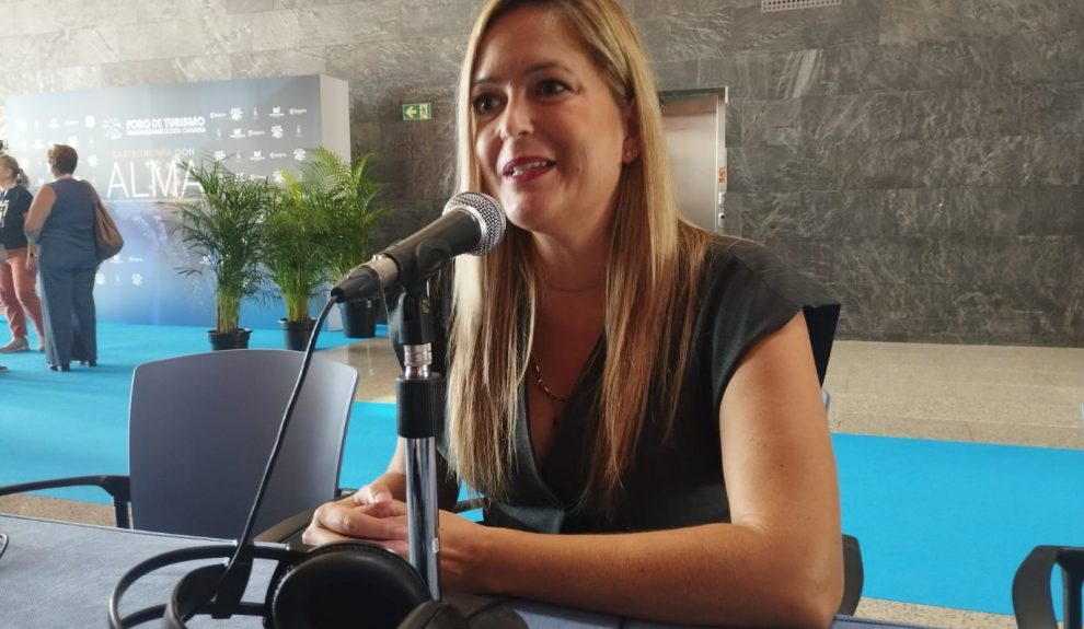 Yilenia Vega en el set de El Espejo Canario en Expo Meloneras