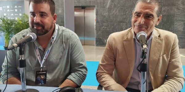José Luis Espino e Ignacio Bernaldo de Quirós en el set de El Espejo Canario en Expo Meloneras