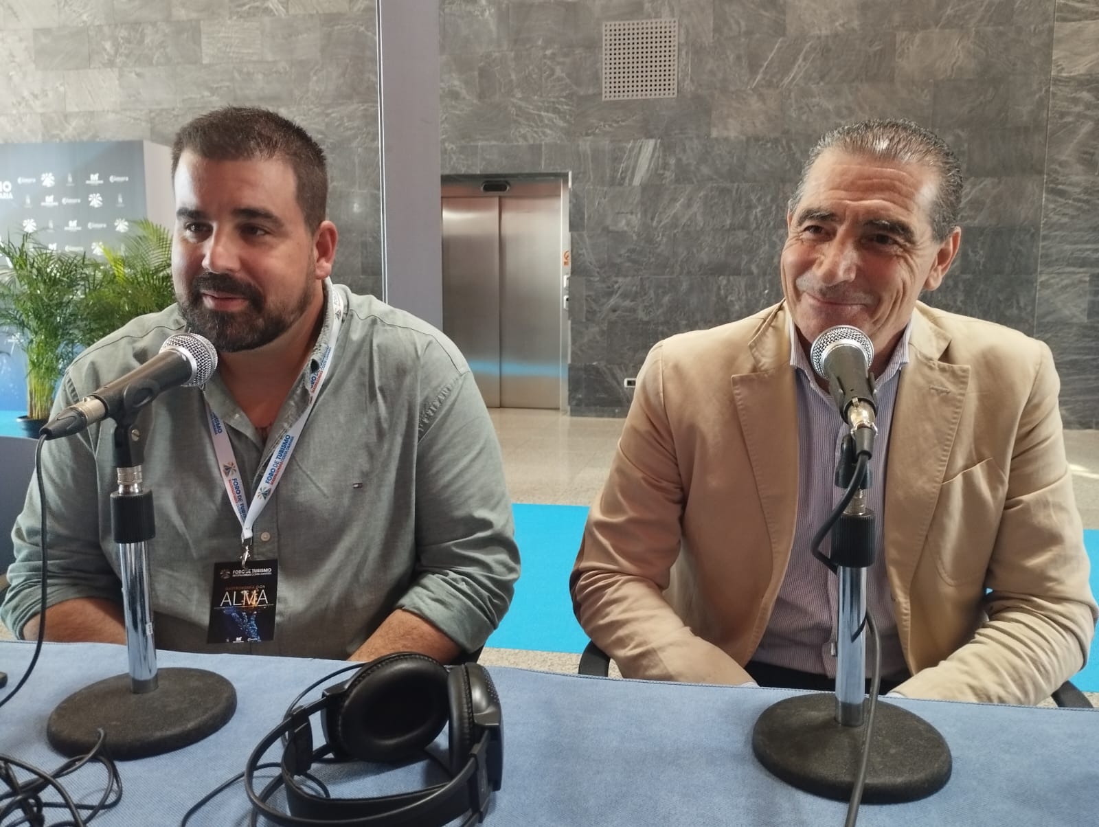 José Luis Espino e Ignacio Bernaldo de Quirós en el set de El Espejo Canario en Expo Meloneras