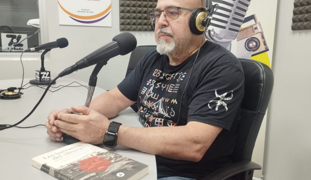 Francisco González en los estudios de El Espejo Canario