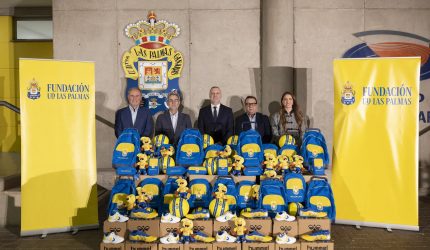 Como muestra de su compromiso social, la Fundación UD Las Palmas duplicó el número de juguetes aportados por los aficionados en la Fanzone | Foto: UD Las Palmas
