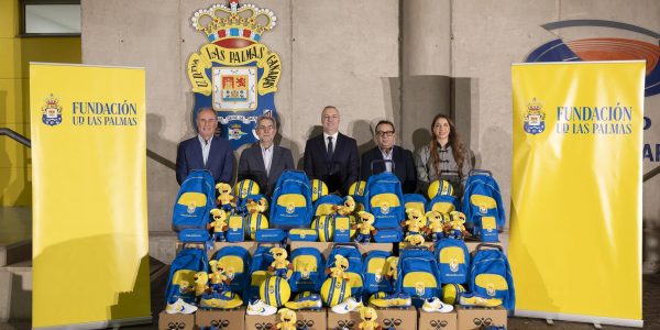 Como muestra de su compromiso social, la Fundación UD Las Palmas duplicó el número de juguetes aportados por los aficionados en la Fanzone | Foto: UD Las Palmas
