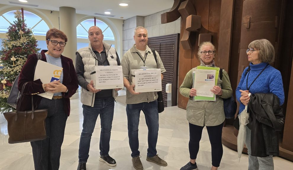 Entrega de las firmas | Foto: Asamblea 7 Islas