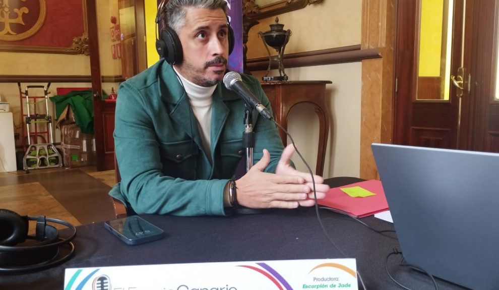 Luis Yeray Gutiérrez en el set de El Espejo Canario en el Teatro Leal de La Laguna