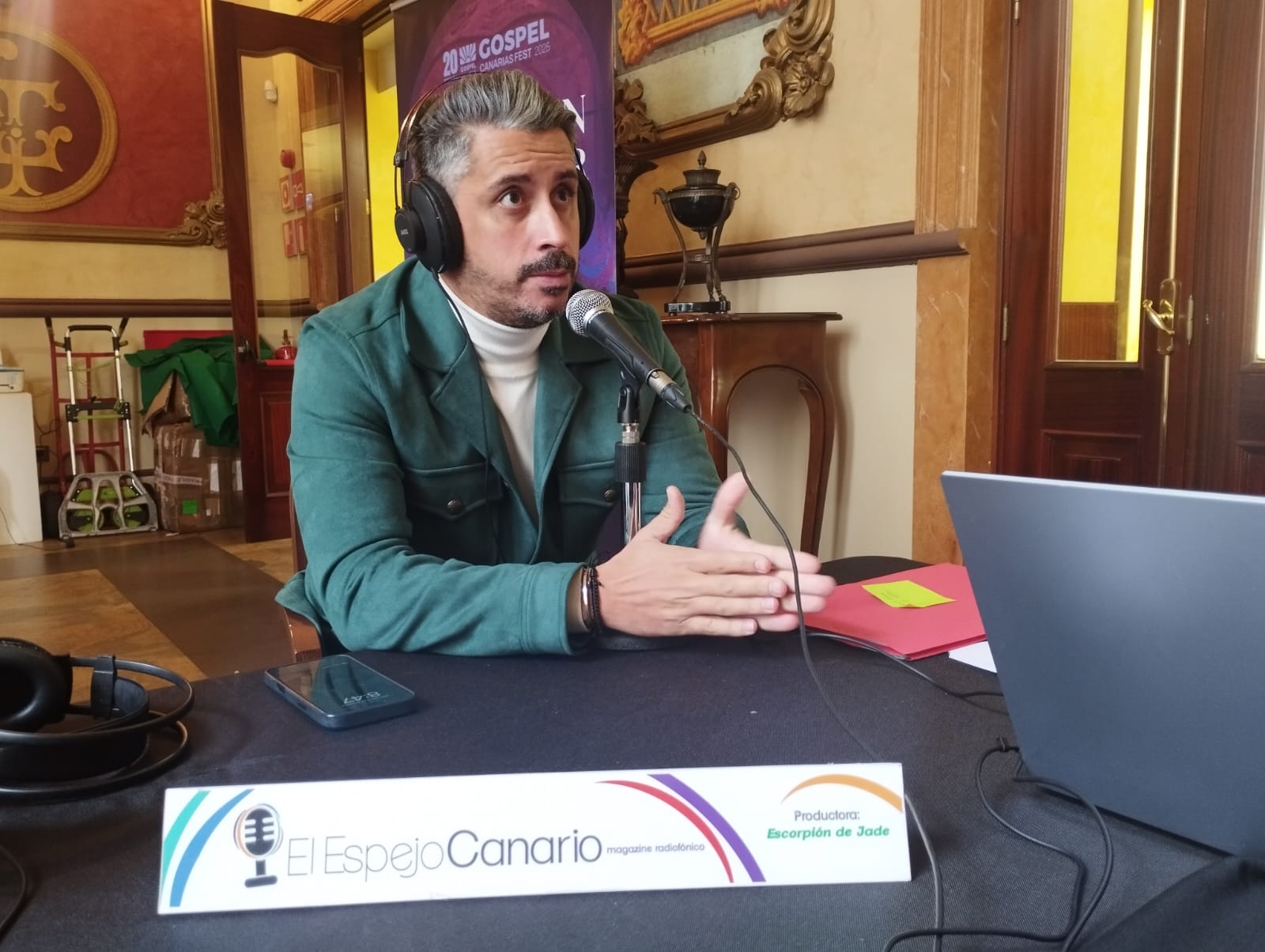 Luis Yeray Gutiérrez en el set de El Espejo Canario en el Teatro Leal de La Laguna