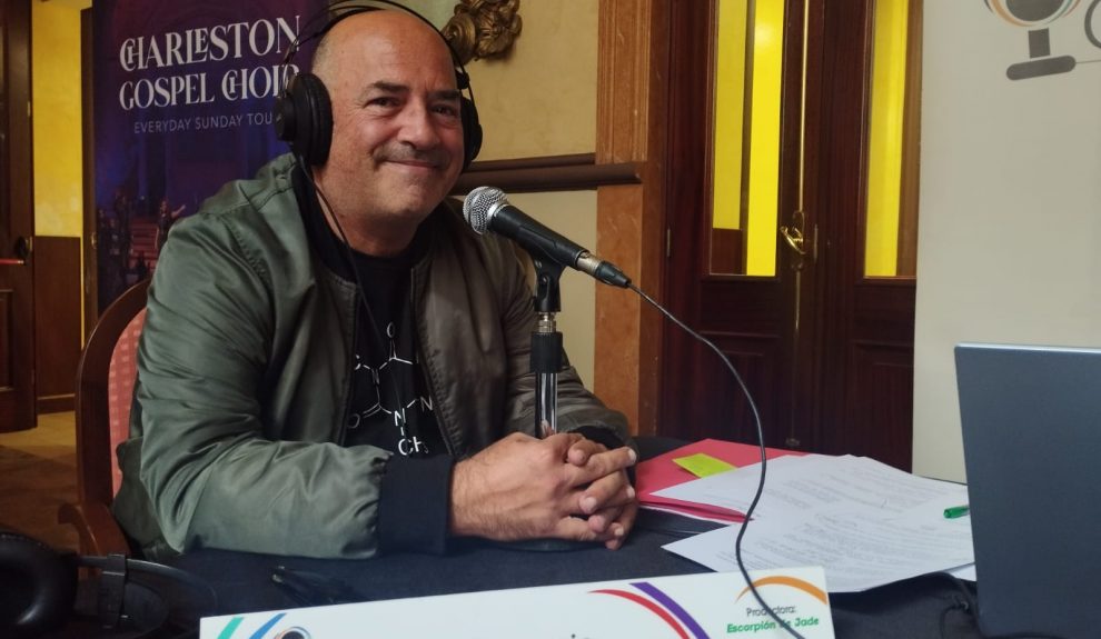 Néstor Verona en el set de El Espejo Canario en el Teatro Leal de La Laguna