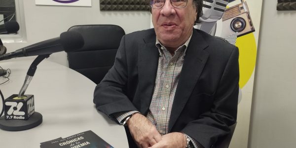 Amós García en los estudios de El Espejo Canario