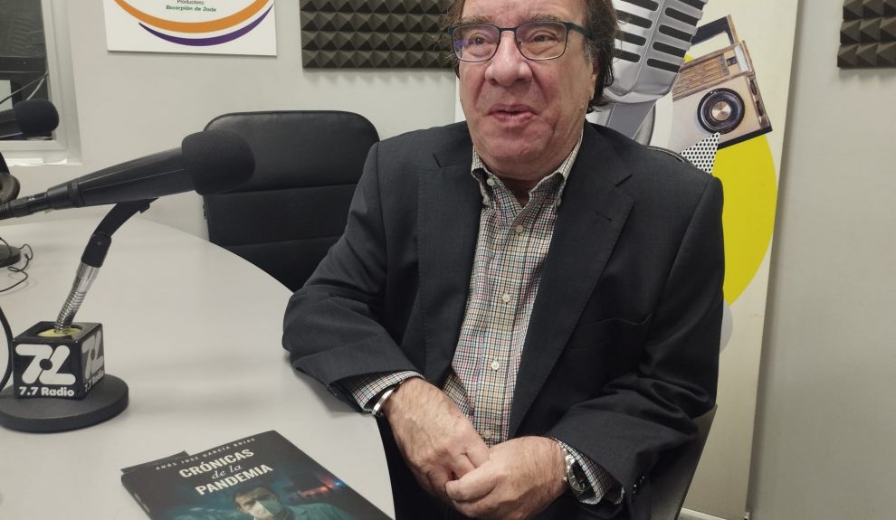 Amós García en los estudios de El Espejo Canario