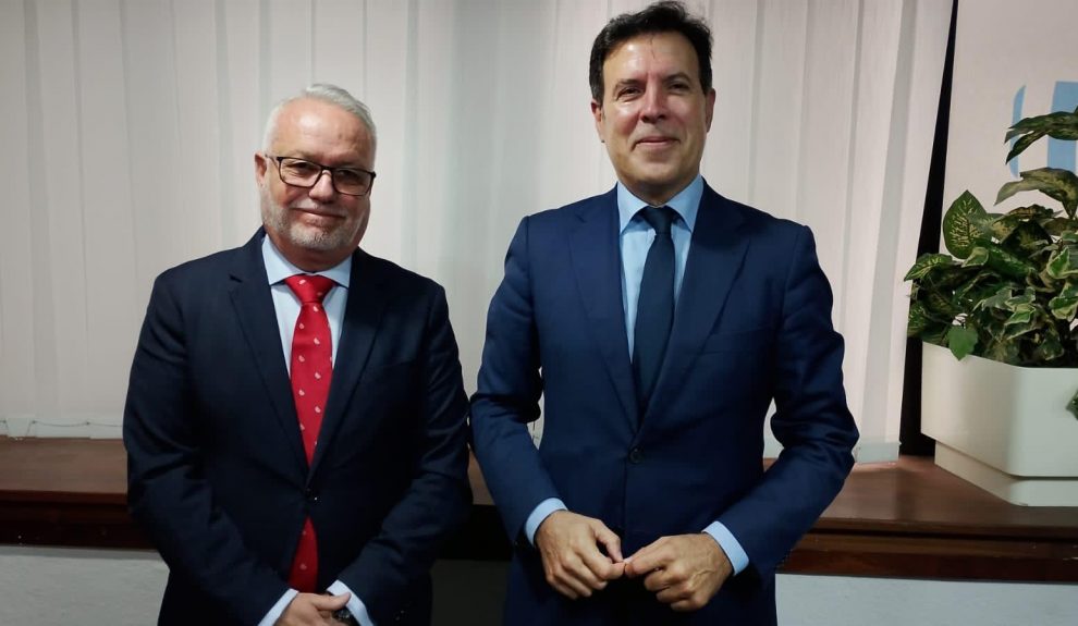 Juan Lorenzo Martín y Alexis Oliva en los estudios de El Espejo Canario